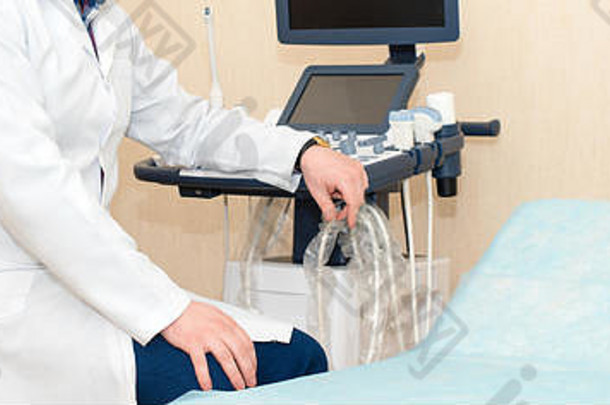 医生执行超声波扫描诊所期待孩子诊断超声波
