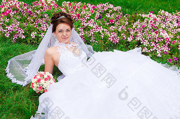 草地上美丽新娘的画像