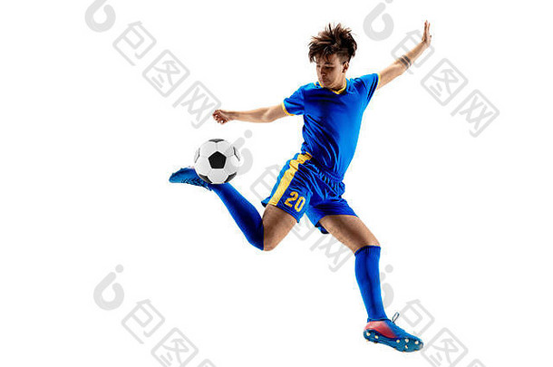 小男孩拿着足球踢飞球，孤立地站在白色的地面上。在演播室背景上动态的足球运动员。适合跳跃男孩的动作、跳跃、运动。