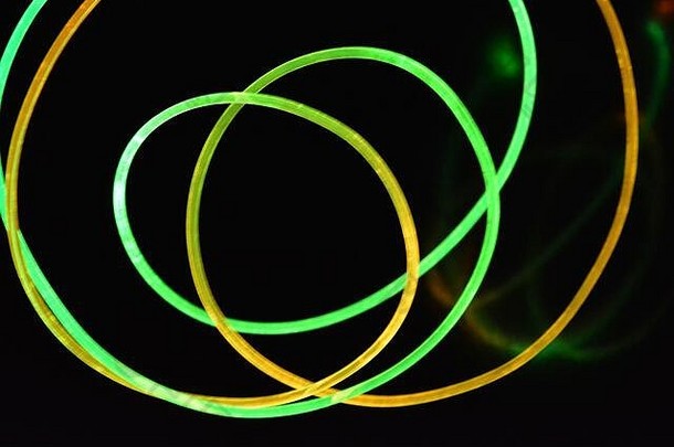 具有绿光和红光的导线，一种具有不同透光率、光谱和处于混沌状态的光效应的导光线。