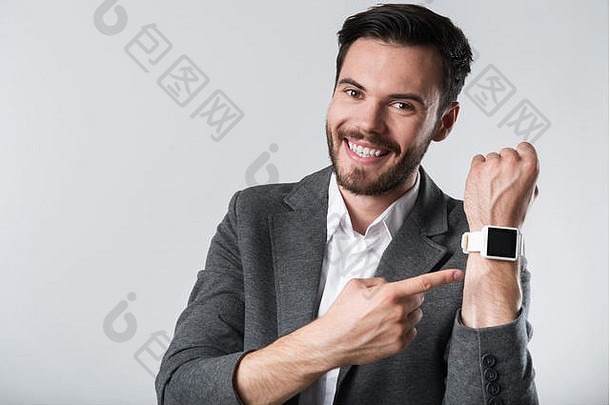 微笑的胡子男人展示他的智能手表。