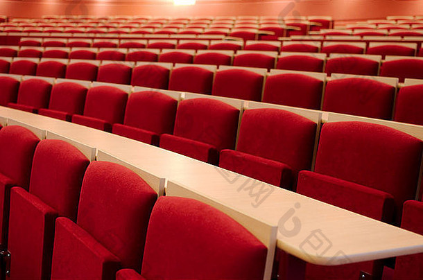 空荡荡的演讲厅，红色座位近在咫尺