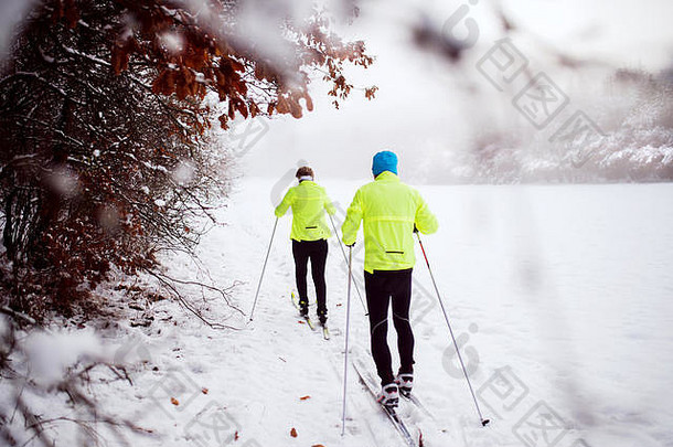 老年夫妇越野滑雪。