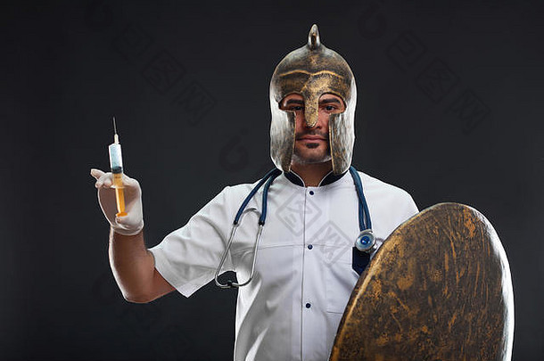 身穿中世纪盔甲的男医生