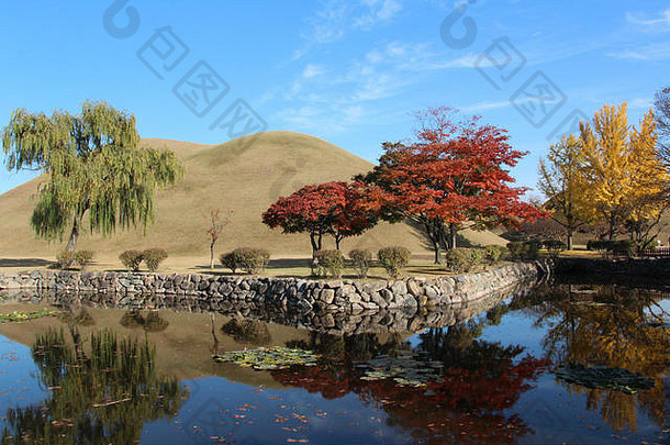 韩国南部庆州<strong>大团圆</strong>皇家陵墓公园的秋景和蓝天