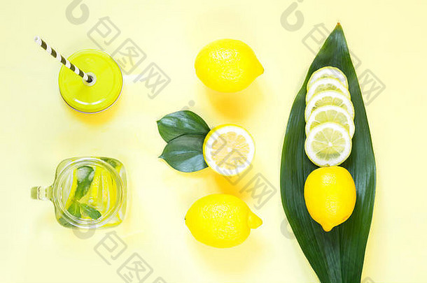 夏天柠檬作文烹饪排毒柠檬水薄荷冰梅森Jar黄色的热带概念前视图平躺