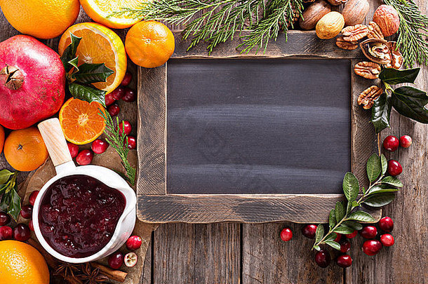 圣诞节成分背景黑板橙子蔓越莓坚果香料