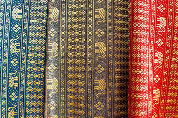 泰国传统图案丝绸面料的堆。