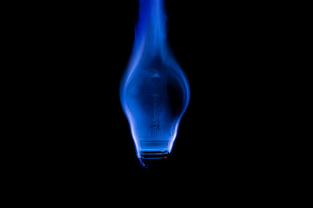 钨灯泡燃烧着美丽的蓝色火焰