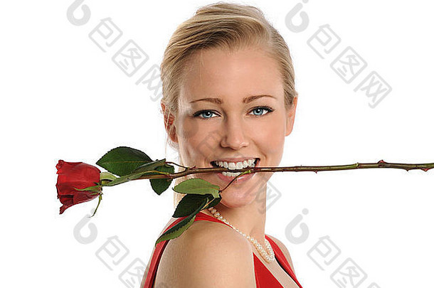 在白色背景下，嘴上叼着玫瑰的美丽年轻女子的肖像