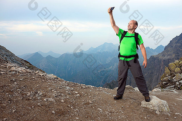 摄影师在山中自拍