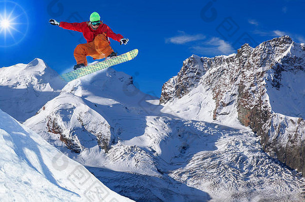 高山滑雪运动员在蓝天上跳跃