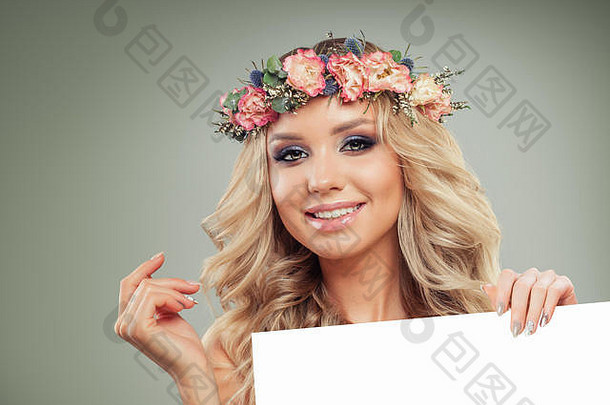 年轻的笑脸女子，白板纸背景。头发上戴着花的快乐女孩