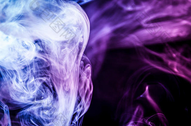 黑色孤立背景上的蓝色、粉色、紫色五颜六色的烟雾。来自vape烟雾的背景