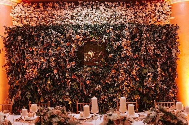 美丽浪漫的鲜花墙。庆典的装饰