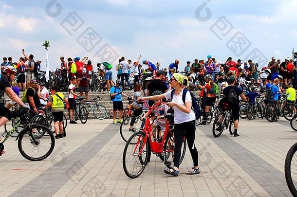 一名妇女带着孩子在街上骑自行车。在自行车运动会上骑自行车的人。城市体育，第聂伯罗彼得罗夫斯克，第聂伯罗市，乌克兰