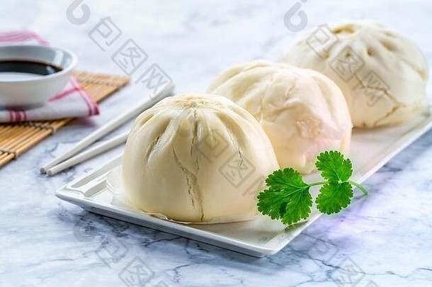 中国人蒸面包肉蔬菜