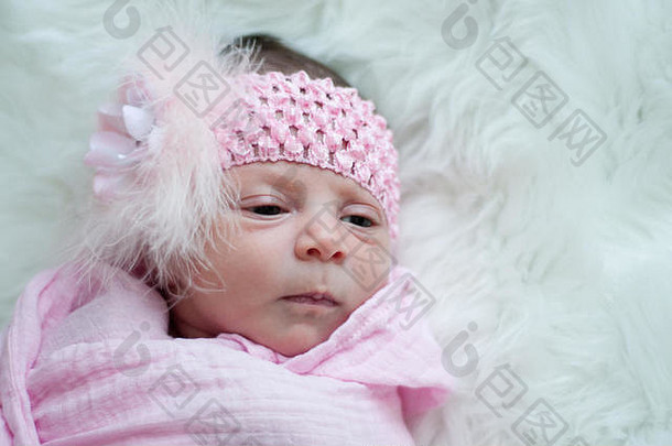 新生儿婴儿女孩粉红色的头巾铺设白色皮毛
