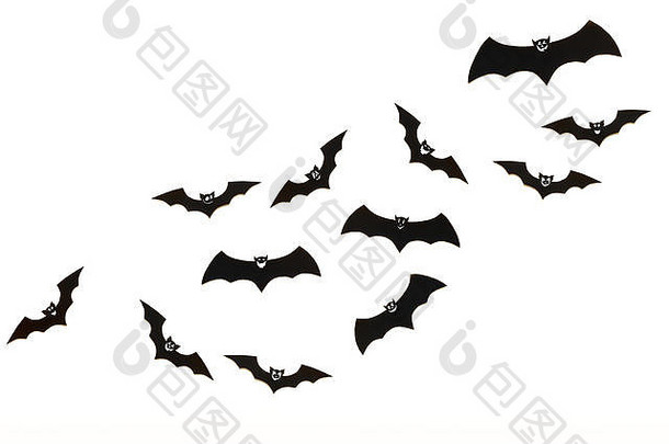 万圣节和装饰概念。可爱的微笑的黑纸蝙蝠在白色背景上飞翔。万圣节背景。