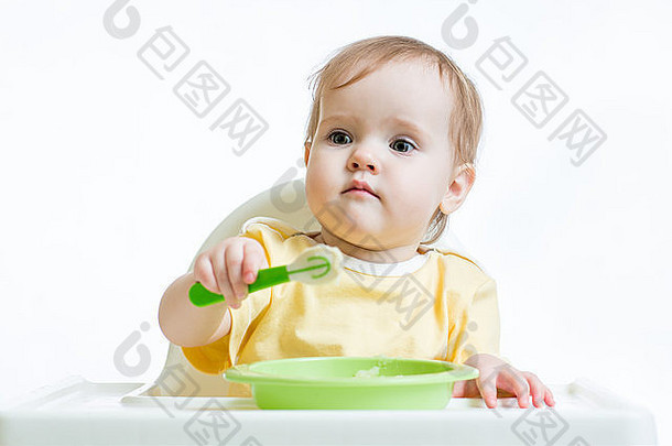 <strong>婴儿</strong>拿着勺子坐在椅子上