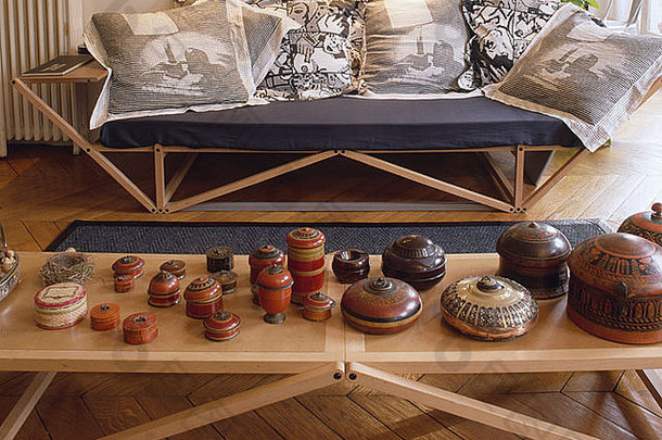 集合古董全部木造的盒子木表格前面折叠木沙发垫子