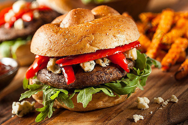 健康素食波托贝罗蘑菇汉堡配奶酪和蔬菜