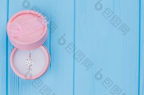 粉红色圆形盒子里的漂亮戒指。