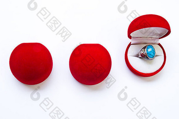 在白色背景上隔离开的圆形红色珠宝盒