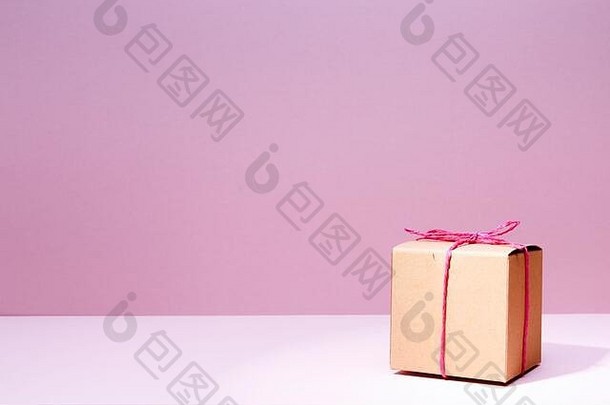工艺纸板礼物盒子固体粉红色的背景假期礼物概念水平冷健美的