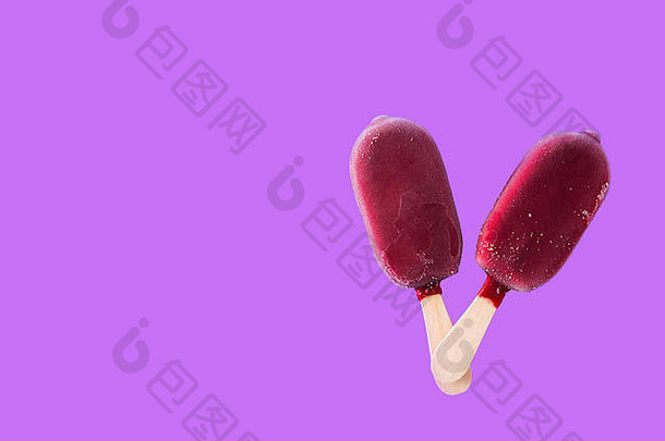 草莓冰棒紫罗兰色的背景前视图Copyspace