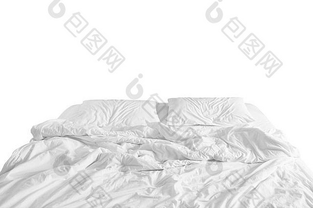在舒适的羽绒被睡醒后，用皱巴巴的床单、毛毯和枕头将床拆开