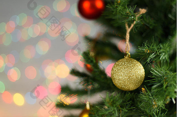 圣诞节树装饰金红色的球