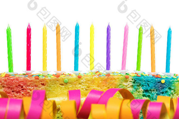 色彩斑斓的生日蛋糕很多彩色蜡烛孤立的白色背景