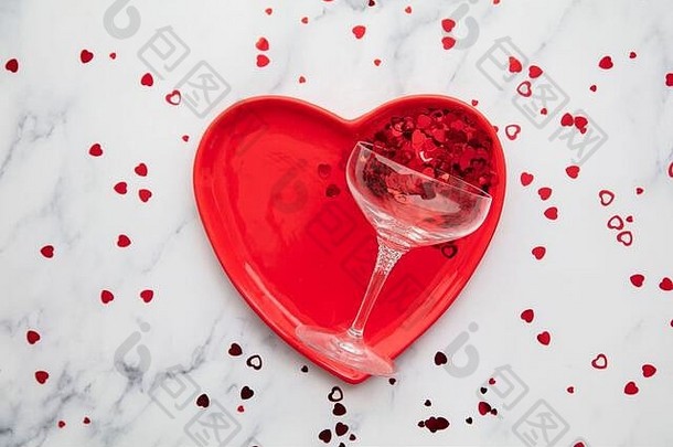 情人节晚餐背景红色的心板香槟玻璃五彩纸屑