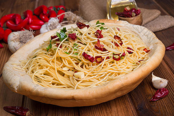 意大利面大蒜油和辣椒，典型的意大利特色面包盘