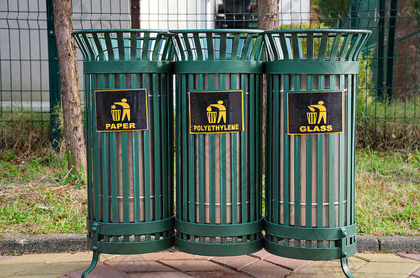 铁格子垃圾箱，用于将垃圾分类为塑料、纸张和玻璃。
