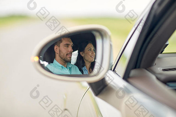 幸福夫妻开车的侧后视镜反射