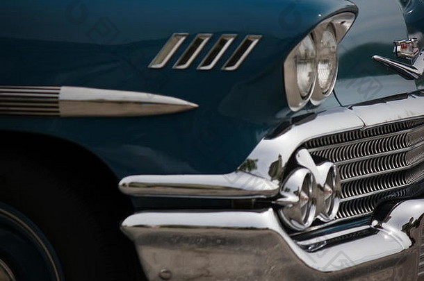 1959年蓝色福特轿车的前部。