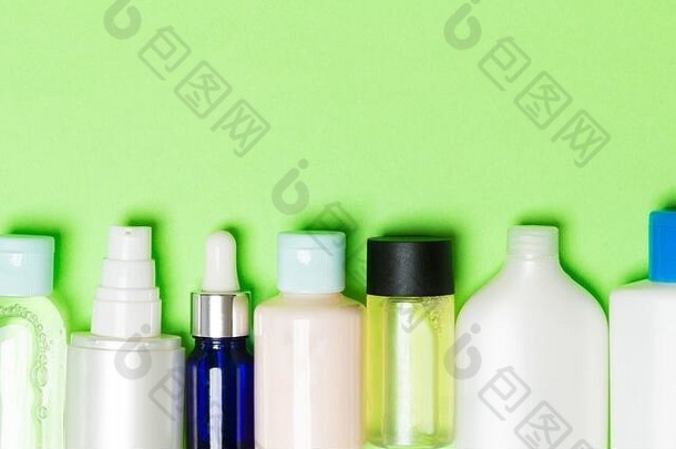 绿色背景下化妆品瓶的俯视图。护肤概念，为您的设计提供空间。
