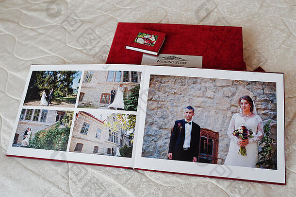 白色背景上的红色结婚照簿或结婚相册。