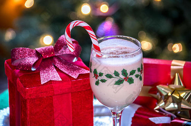 节日礼物与一杯奶油、清凉的蛋奶酒搭配在一起，会显得格外特别