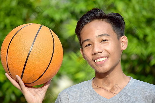 菲律宾青年男子篮球运动员与篮球的快乐