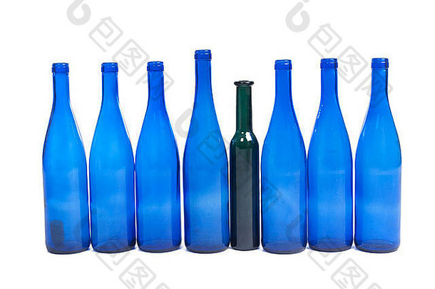 蓝色的酒瓶和中间的绿色酒瓶，在白色背景上分开