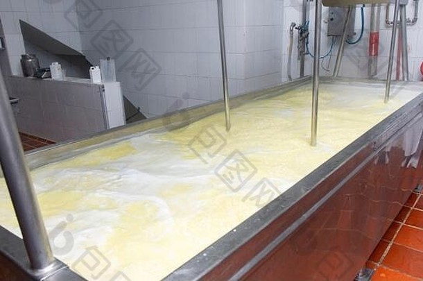生产奶酪的工业罐视图。奶酪工艺