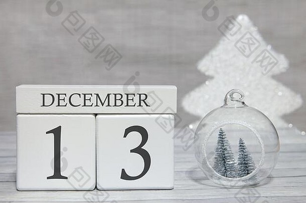 立方体用文字从数字和月份、12月13日到<strong>年底</strong>进行总结。