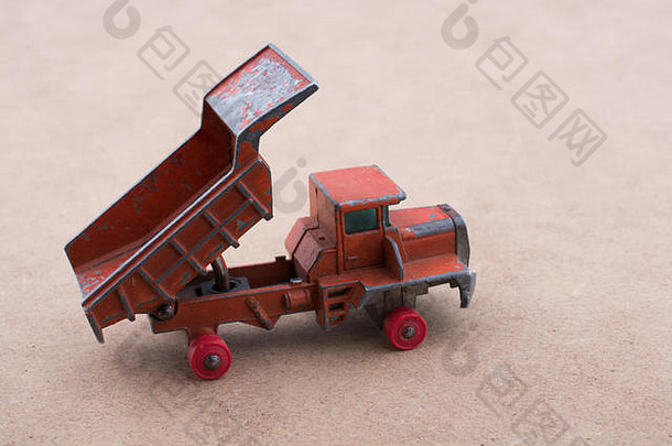红色的玩具车卡车木背景