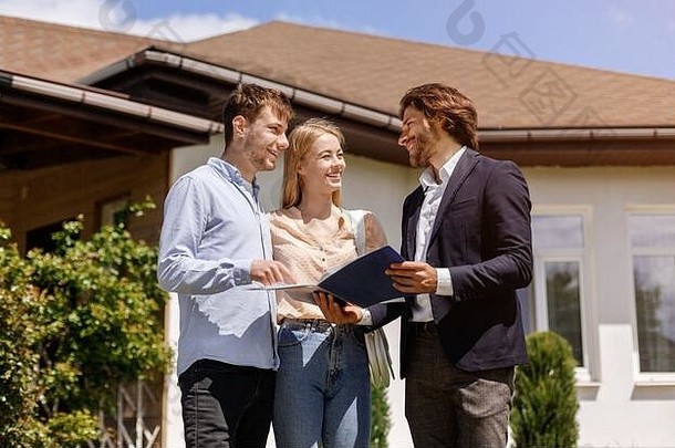 房地产经纪人在后院向客户展示<strong>房屋租赁</strong>或购买合同