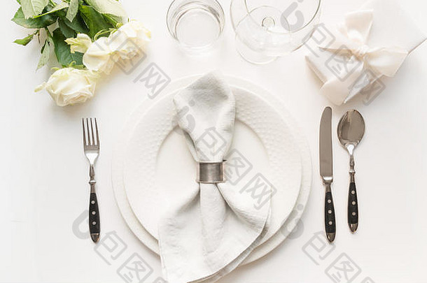 白色表格设置花束玫瑰礼物餐具银器假期白色表格前视图浪漫的婚礼周年纪念日