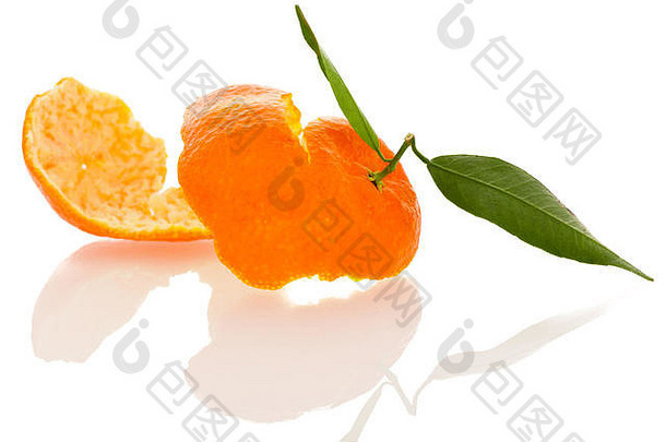 橘子、柑橘和柑橘的螺旋形果皮，白色背景上有绿色叶子。