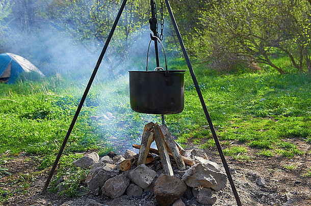 锅在火上沸腾。森林里的壁炉。